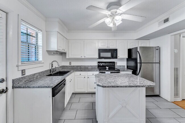 Building Photo - Beautiful 3 Bedroom 2.5 Bathroom Condo in Prime Taylors Location $1,625/mo rent
