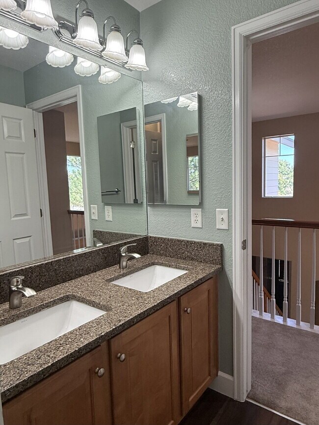 Building Photo - Gorgeous Reunion Home Features 4 Beds/2.5 Baths and Large Backyard. Close to Shopping, Dining and...