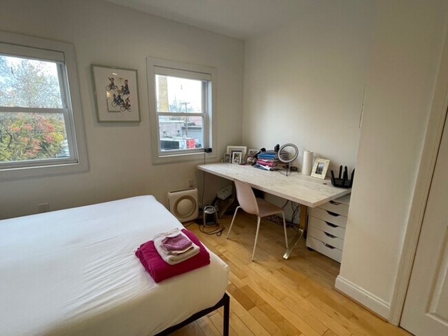 Building Photo - Stylishly Renovated 3 bedroom, 2.5 bath wi...
