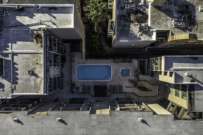 Building Photo - 7320 Hawthorn Ave