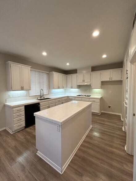 Building Photo - 7572 Corona Valley Ave