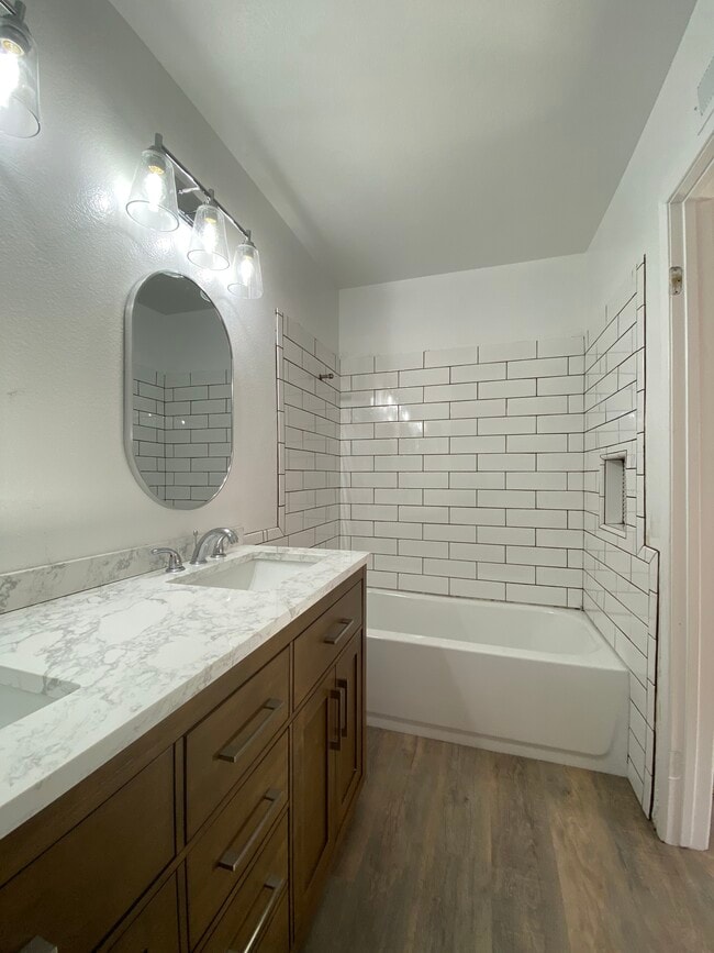 Building Photo - 10417 Hayford St