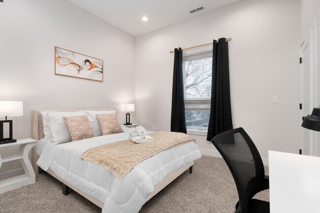 Building Photo - 3723 S Giles Ave