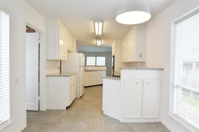 Building Photo - 2023 Woodland Springs St