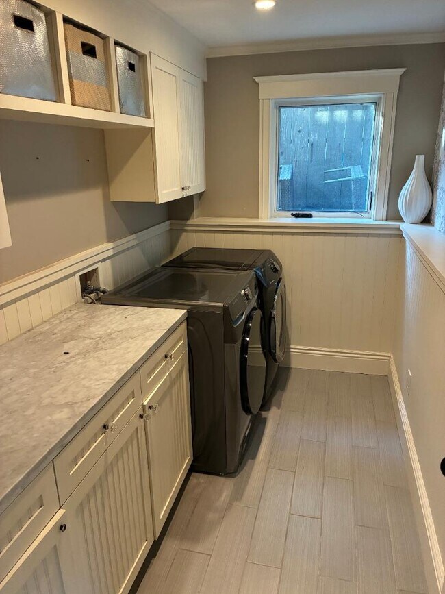 Building Photo - 212 Dwight Rd