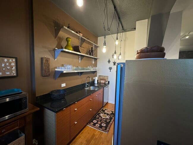 Building Photo - 600 S Dearborn St