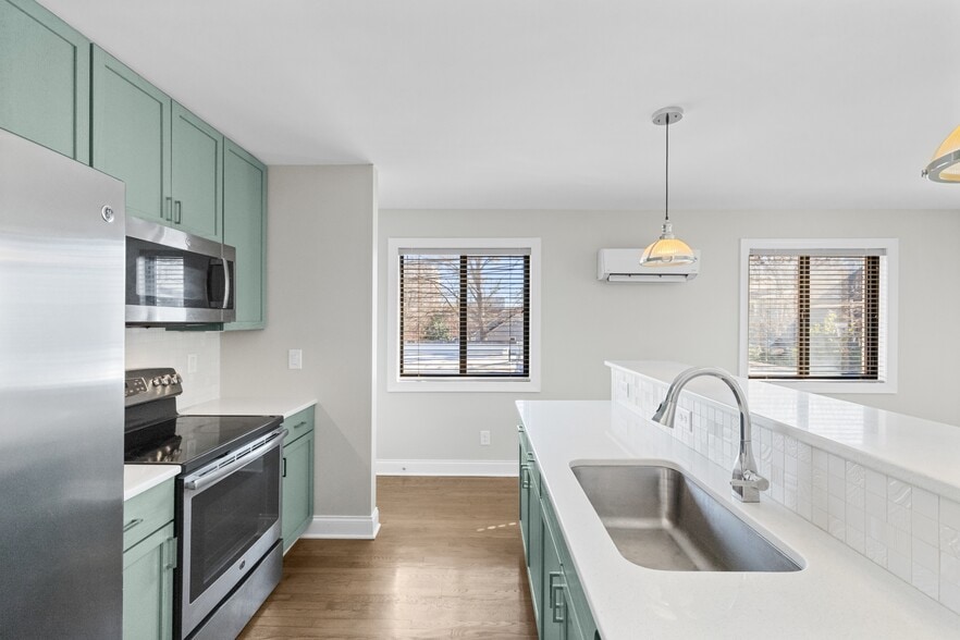 Building Photo - 705 W North St