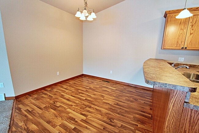 Building Photo - 4 Bedroom Townhome!