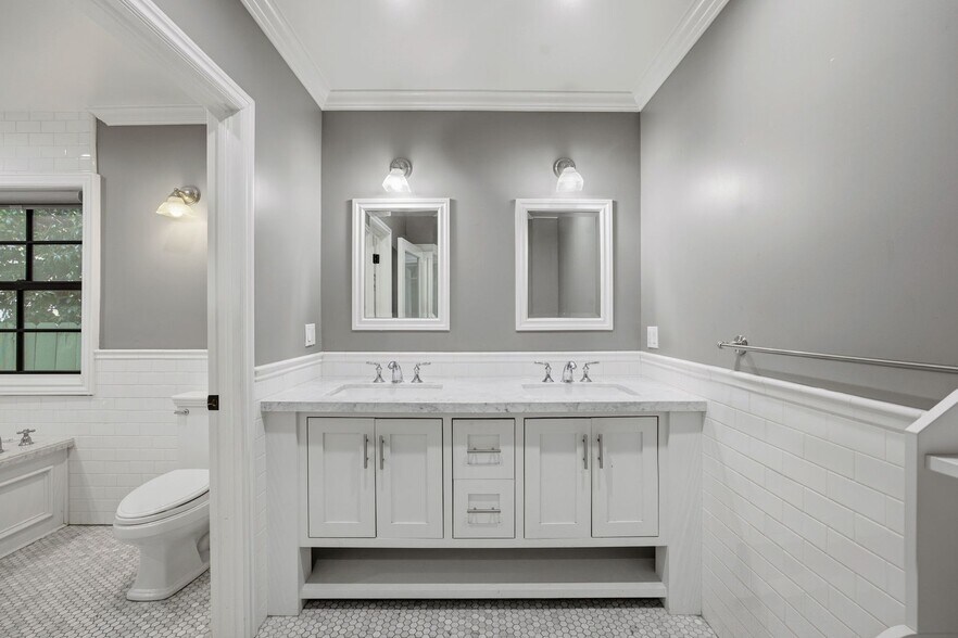 Building Photo - Beautiful Two-Story Burbank Home with Pool, Hardwood Floors & Guest House