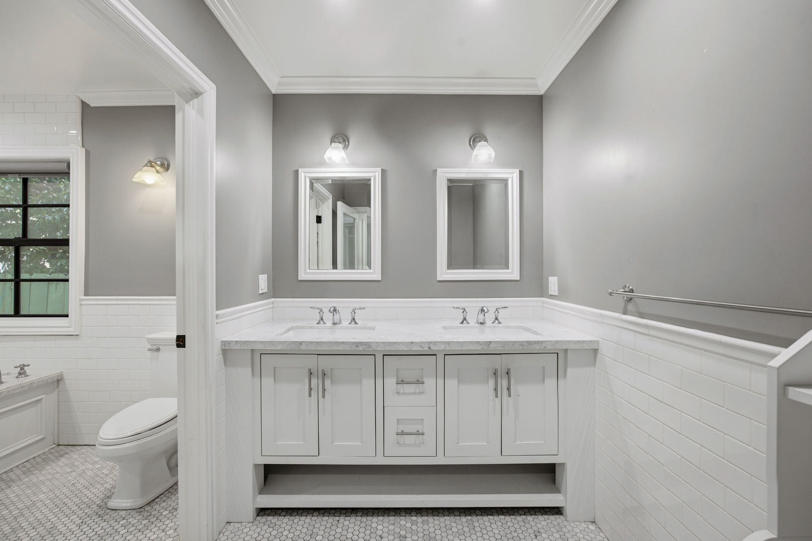 Building Photo - Beautiful Two-Story Burbank Home with Pool, Hardwood Floors & Guest House