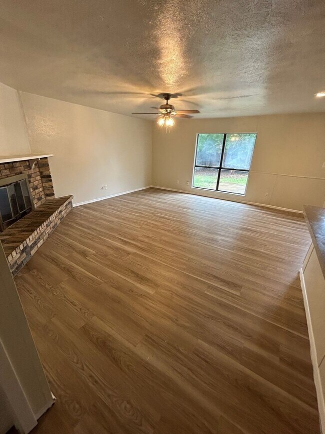 Building Photo - Adorable ranch-style house