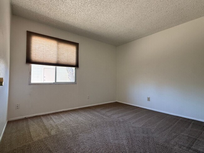 Building Photo - Tempe, Guadalupe and Rural, 2 bed 2 bath single story end unit