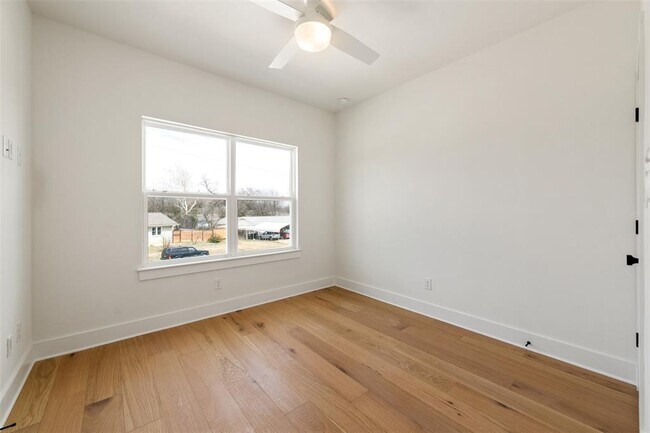 Building Photo - 302 East Dr