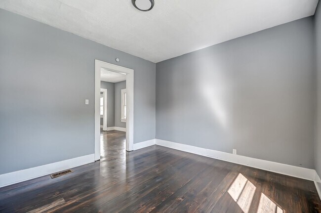 Building Photo - Charming 4 bedroom, 1 bathroom