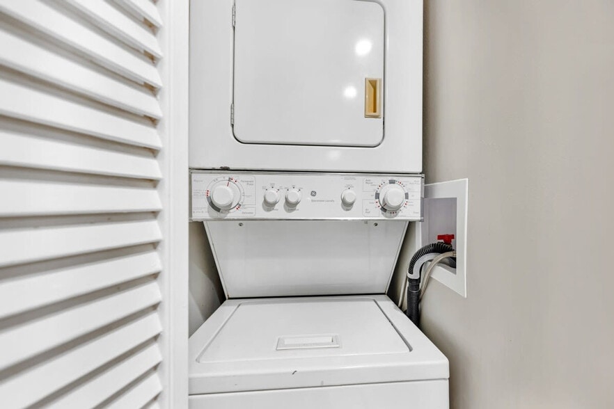 Building Photo - 1717 N Bayshore Dr