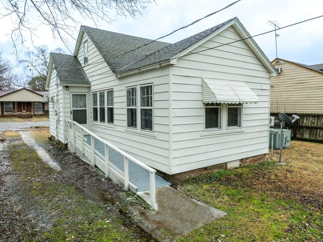 Building Photo - Freshly Updated 3 Bedroom House