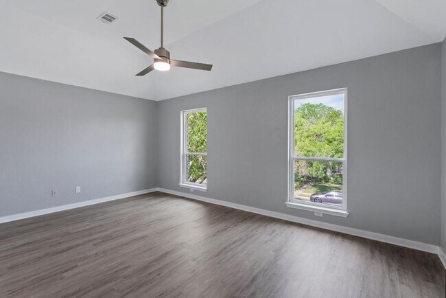 Building Photo - 700 Creekmont Dr