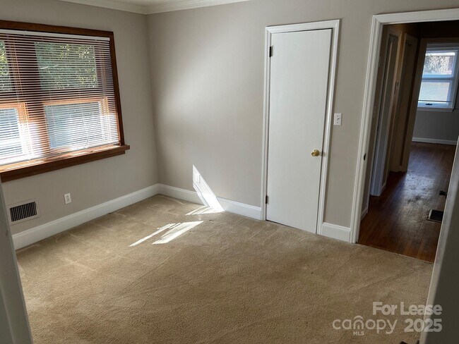 Building Photo - 724 Vanderbrook Rd