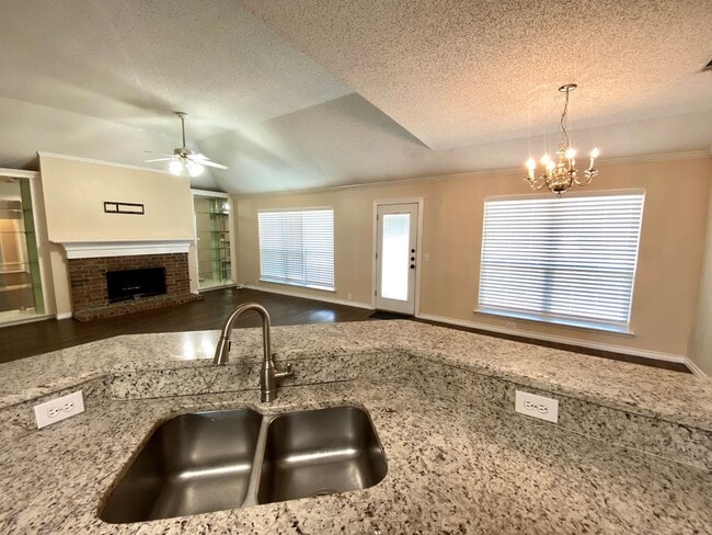 Building Photo - Introducing this inviting 3-bedroom, 2-bat...