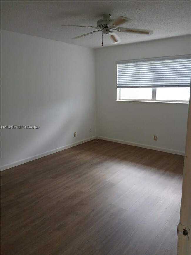 Building Photo - 302 Lake Evelyn Dr