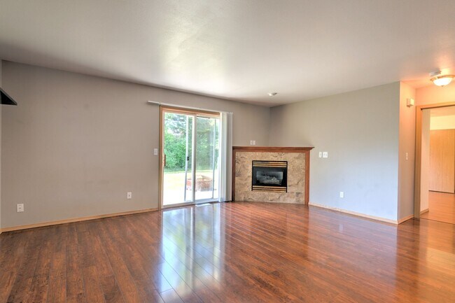 Building Photo - 3 Bedroom 2 Bath Home