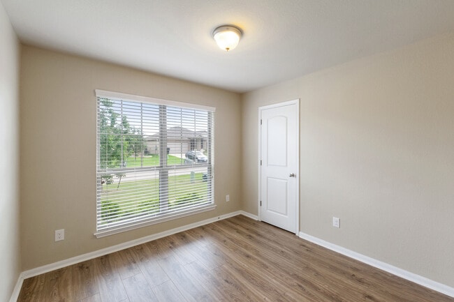 Building Photo - 8025 Hawthorn