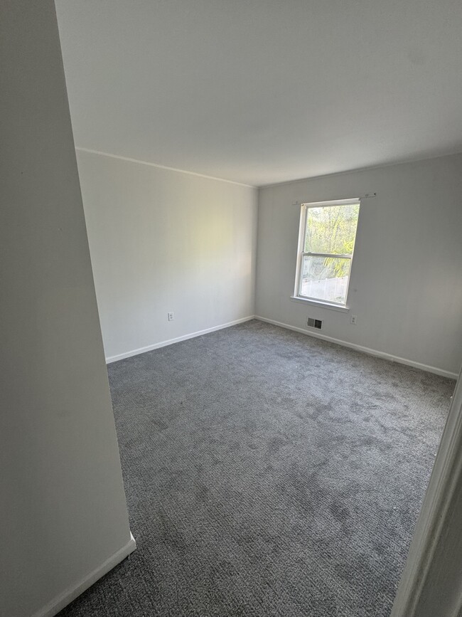 Building Photo - 817 Cove Ct