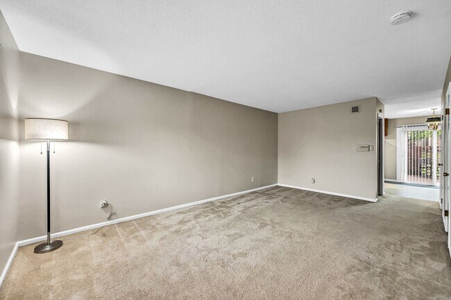 Building Photo - 2 Bedroom, 1.5 Bathroom Condo in High Point!