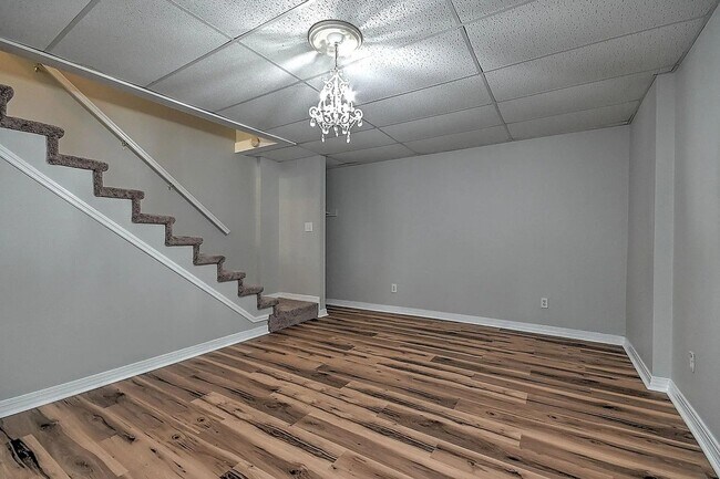 Building Photo - Charming Renovated 2 bedroom/ 3 bath Townhome Near Bristol Country Club – Prime Location!