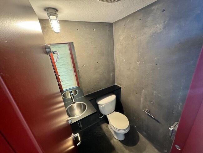 Building Photo - Stunning Modern Urban Loft – Spacious, Stylish, and Conveniently Located