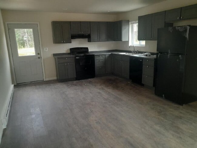 Building Photo - 3 Bedroom Duplex