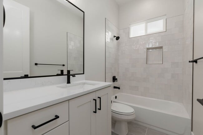 Building Photo - Stunning  4 bed | 3 bath | 3 car garage cu...