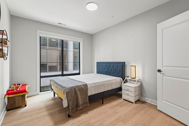 Building Photo - 6246 N Pulaski Rd