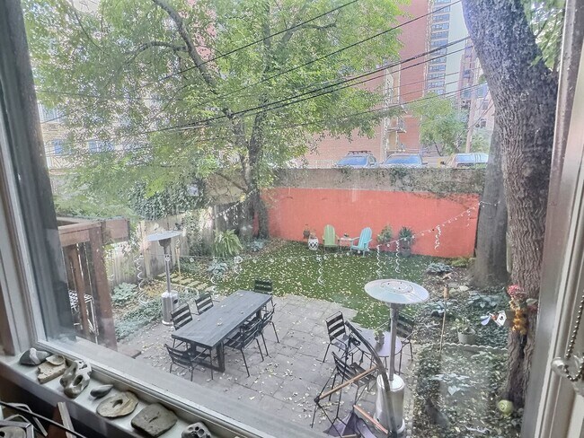 Building Photo - 2921 N Pine Grove Ave