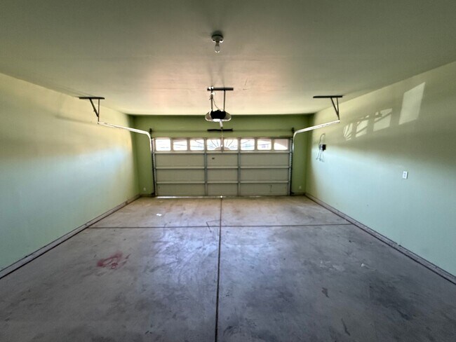 Building Photo - Spacious Single Family Home in Bakersfield...