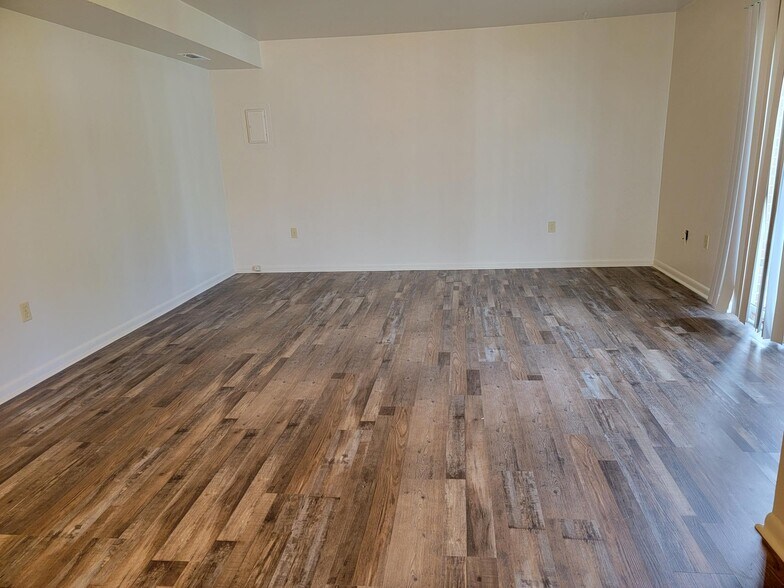 Building Photo - 680 Broad St