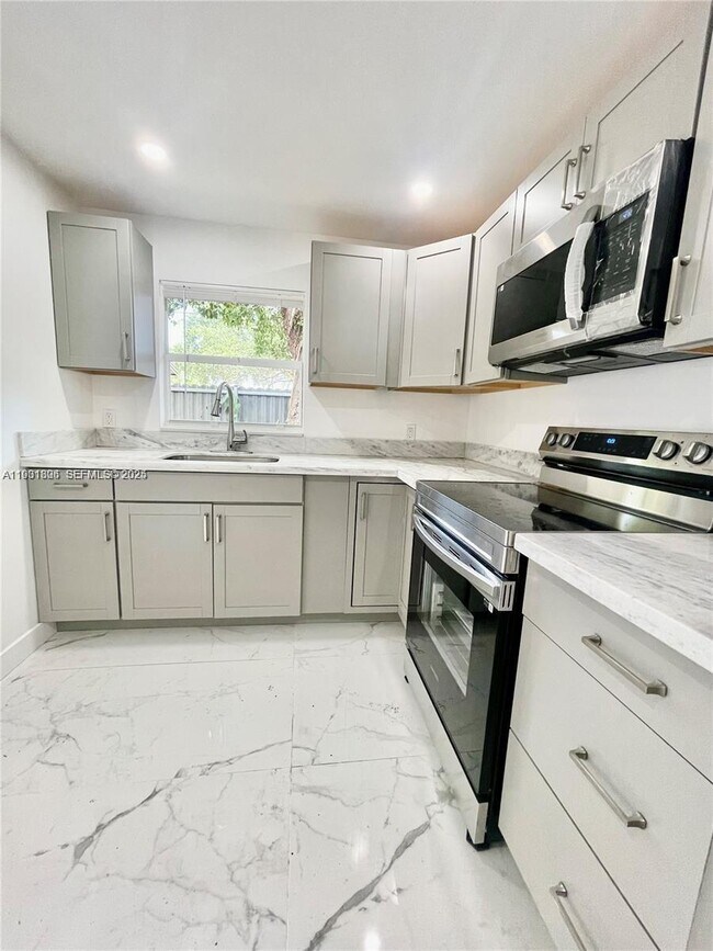 Building Photo - 18500 NE 1st Ct