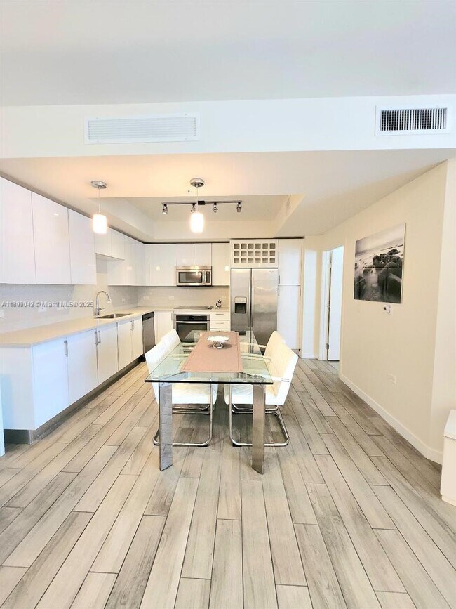 Building Photo - 999 SW 1st Ave