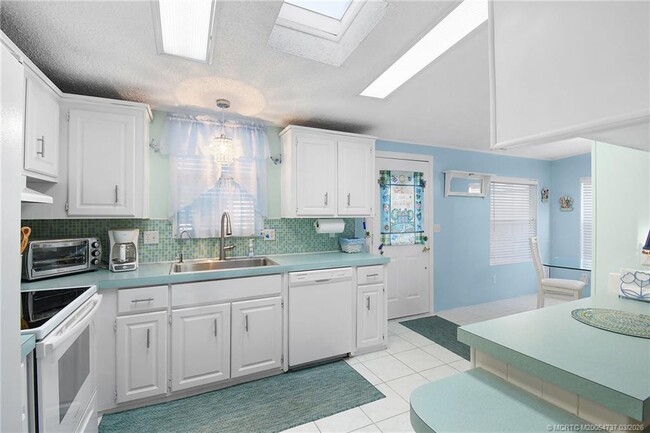 Building Photo - 7073 SE Birchwood Ln