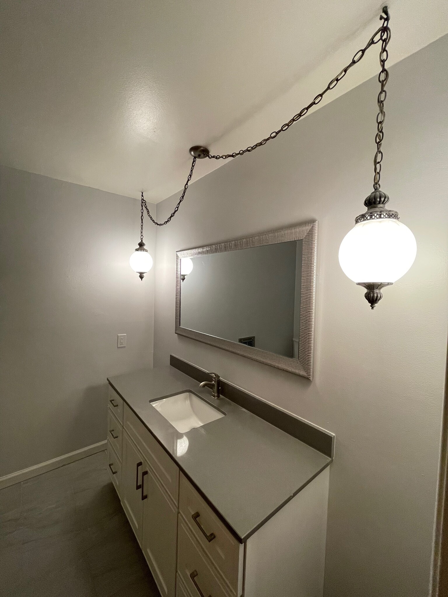 Main Bathroom - 6147 Seminary Ave