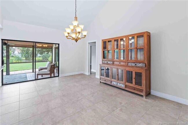 Building Photo - 2385 SW Creekside Dr