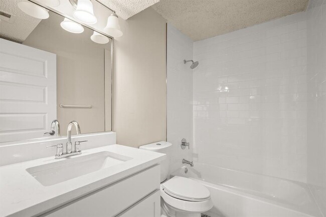 Building Photo - 2408 Longview St