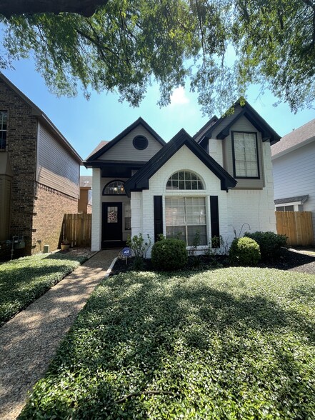 View of the House from Sidewalk - 6633 Queensclub Dr