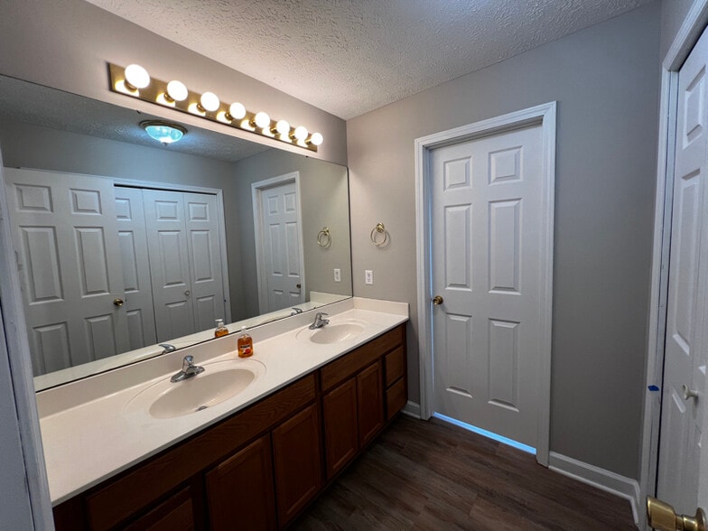 Building Photo - 5010 Delray Dr