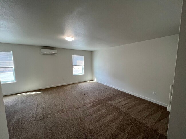 Building Photo - 4.5 Bathrooms ! 4 large bedrooms! Close to CWU