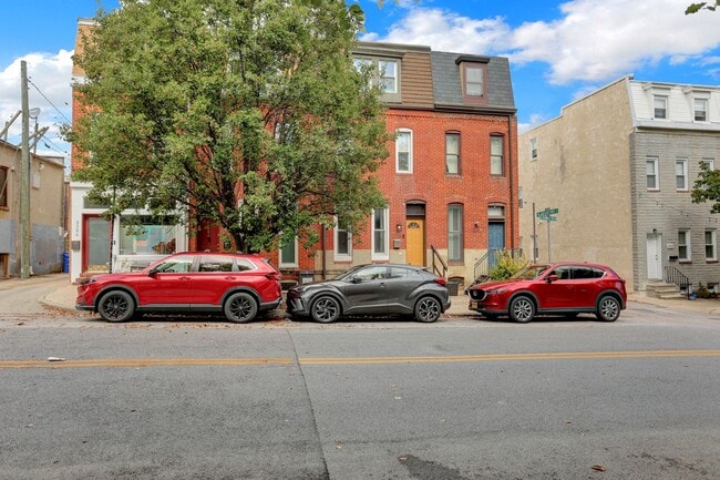 Building Photo - Chic City Living at 2308 E Fairmont Ave!