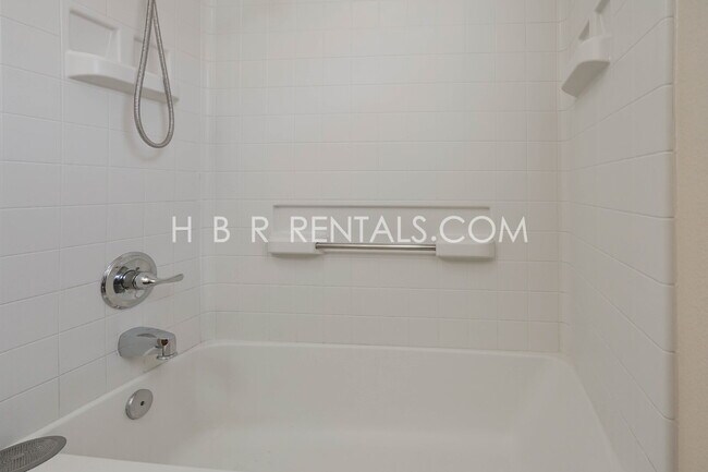 Building Photo - Charming 4-Bed, 2.5-Bath Home in Tracy’s E...