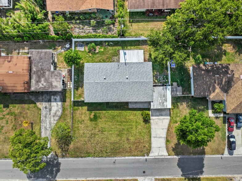 Building Photo - 4604 S Shore Rd