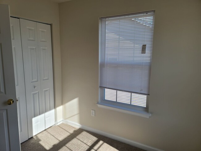 Building Photo - 3 Bedroom 2 1/2 bath ** End Unit** Townhome for Rent in Waynesboro