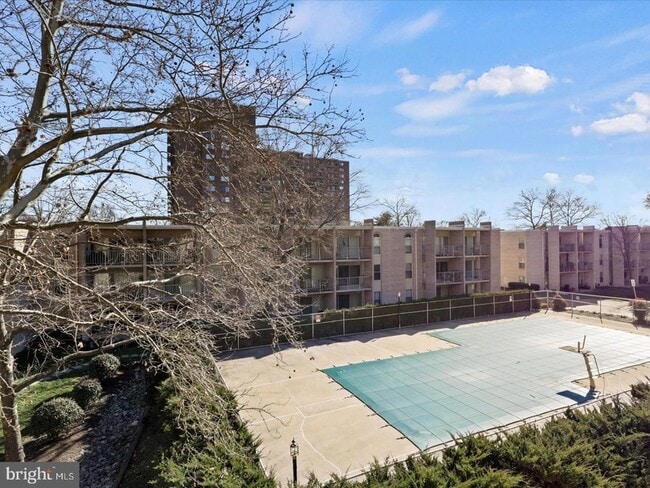 Building Photo - 33 Canterbury Square